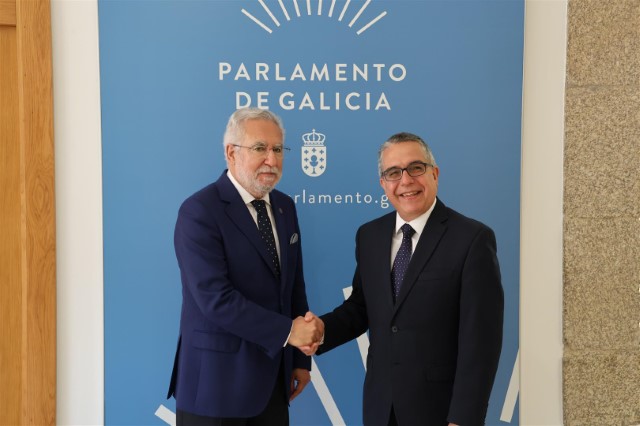 O embaixador de Cuba visita o Parlamento de Galicia